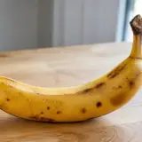 Une banane mûre posée sur une table en bois chez Maviehealthy.com