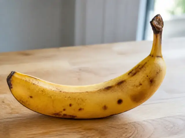 Une banane mûre posée sur une table en bois chez Maviehealthy.com