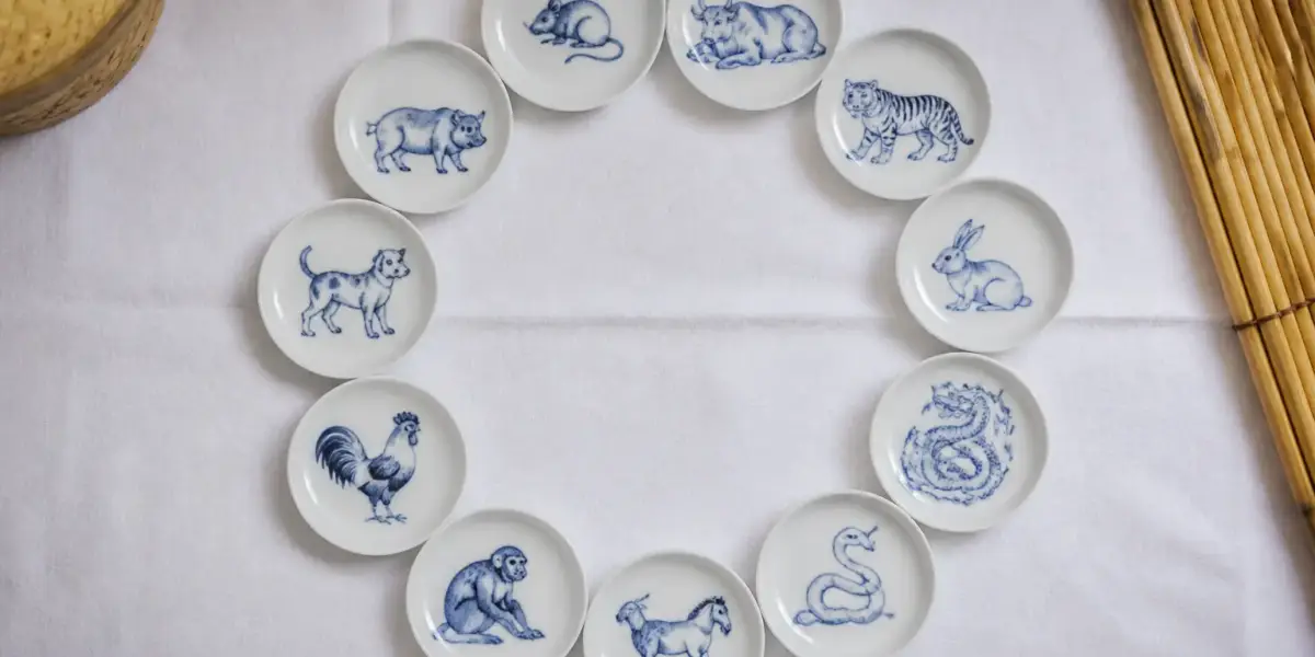 Assiettes en porcelaine bleu et blanc décorées des douze animaux du zodiaque chinois disposées en cercle