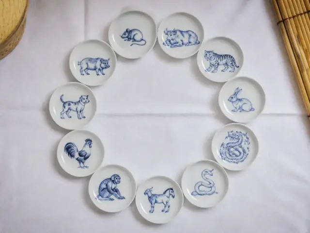 Assiettes en porcelaine bleu et blanc décorées des douze animaux du zodiaque chinois disposées en cercle