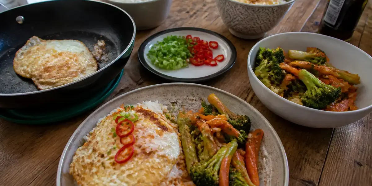 Assiette végétarienne avec œufs et légumes pour un déjeuner sain sur maviehealthy.com