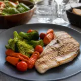 Assiette saine de légumes grillés et poulet pour dîner sur maviehealthy.com