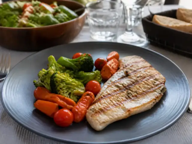 Assiette saine de légumes grillés et poulet pour dîner sur maviehealthy.com