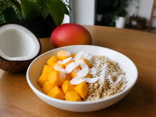 Bol de noix de coco et mangue pour un petit déjeuner sur maviehealthy.com